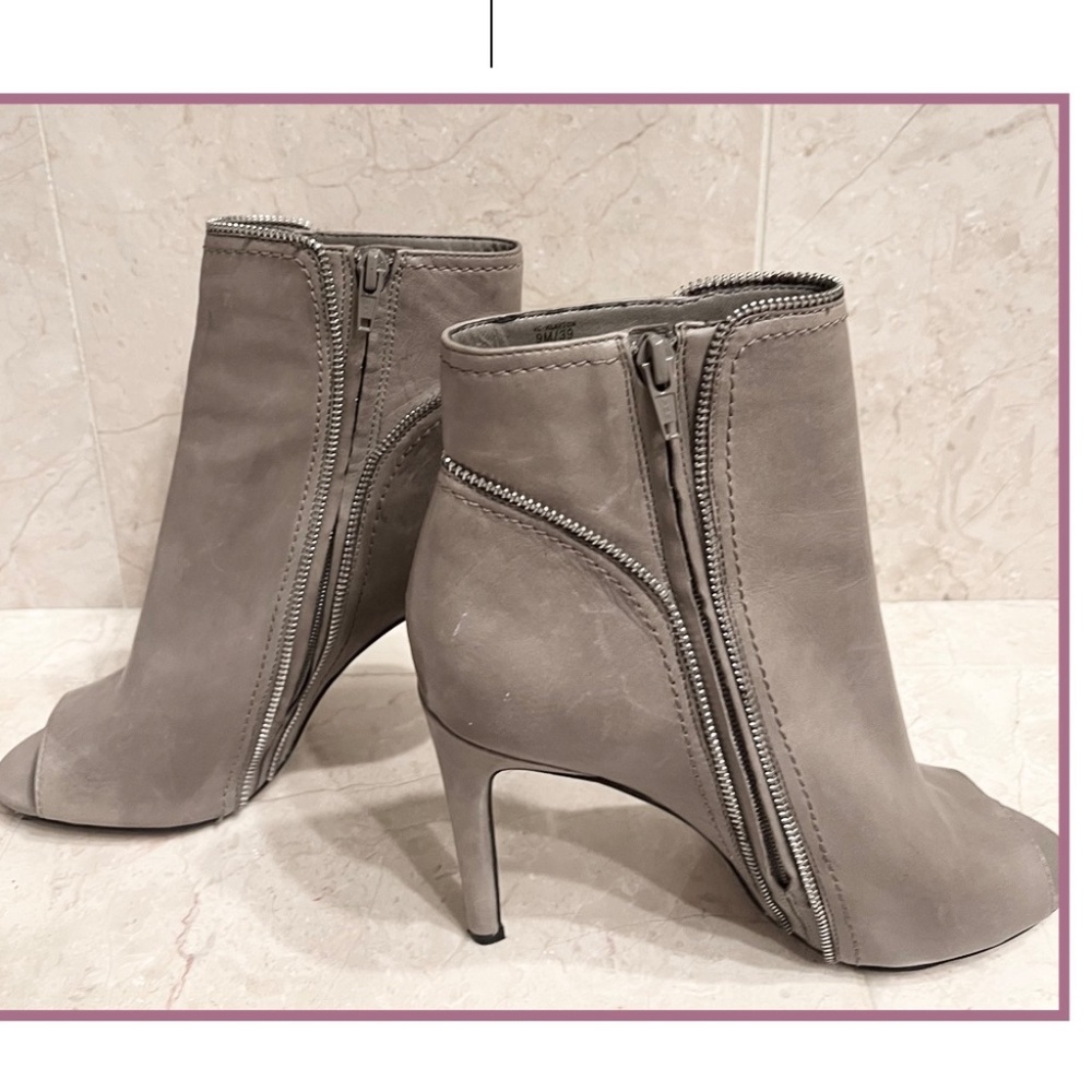 VINCE CAMUTO KLAYTON ANKLE BOOT LEATHER GORGEOUS 9M PEBBLE GREY COLOR - Picture 3 of 9